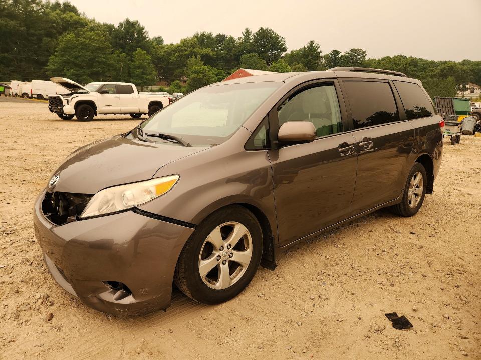 60449846 :رقم المزاد ، 5TDKK3DC6DS300931 vin ، 2013 Toyota Sienna مزاد بيع