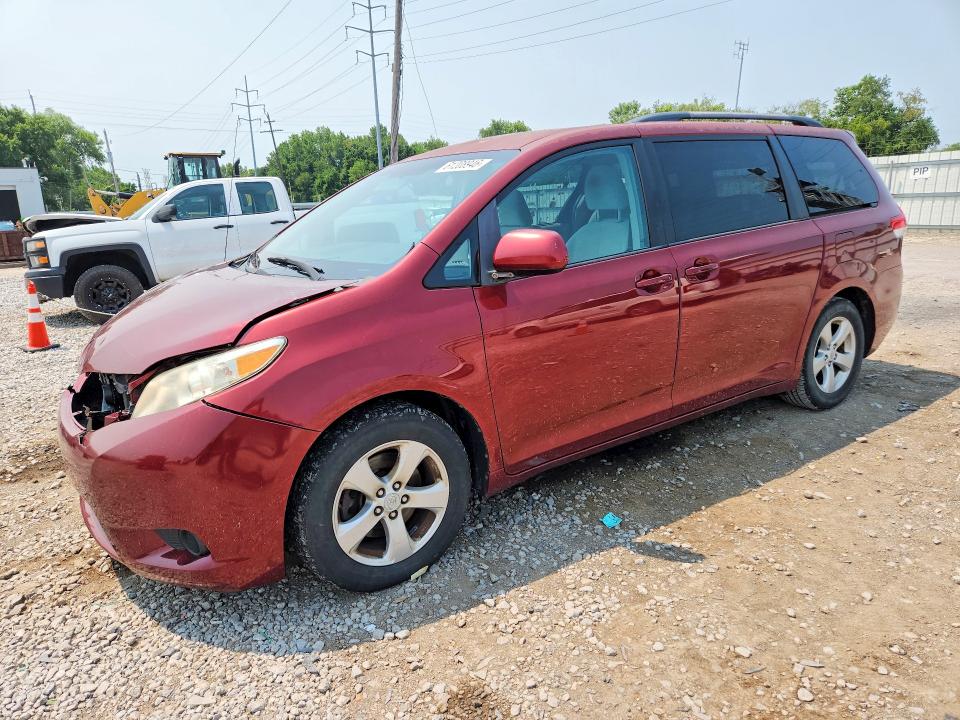 61208946 :رقم المزاد ، 5TDKK3DC9BS031644 vin ، 2011 Toyota Sienna مزاد بيع