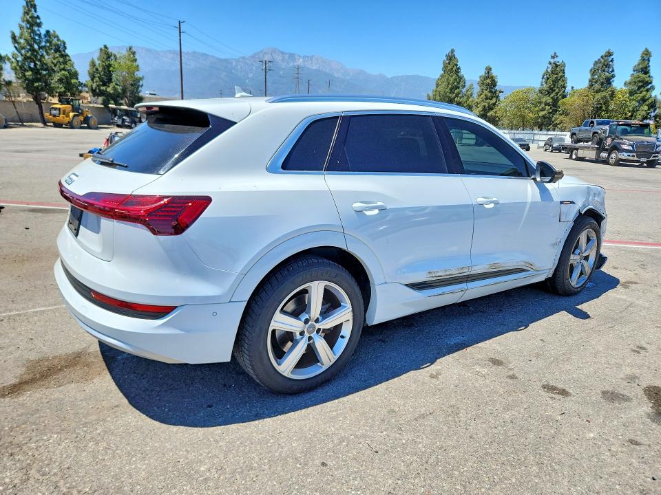 Продажа на аукционе авто 2019 Audi E-tron, vin: WA1LAAGE6KB005397, номер лота: 60200466