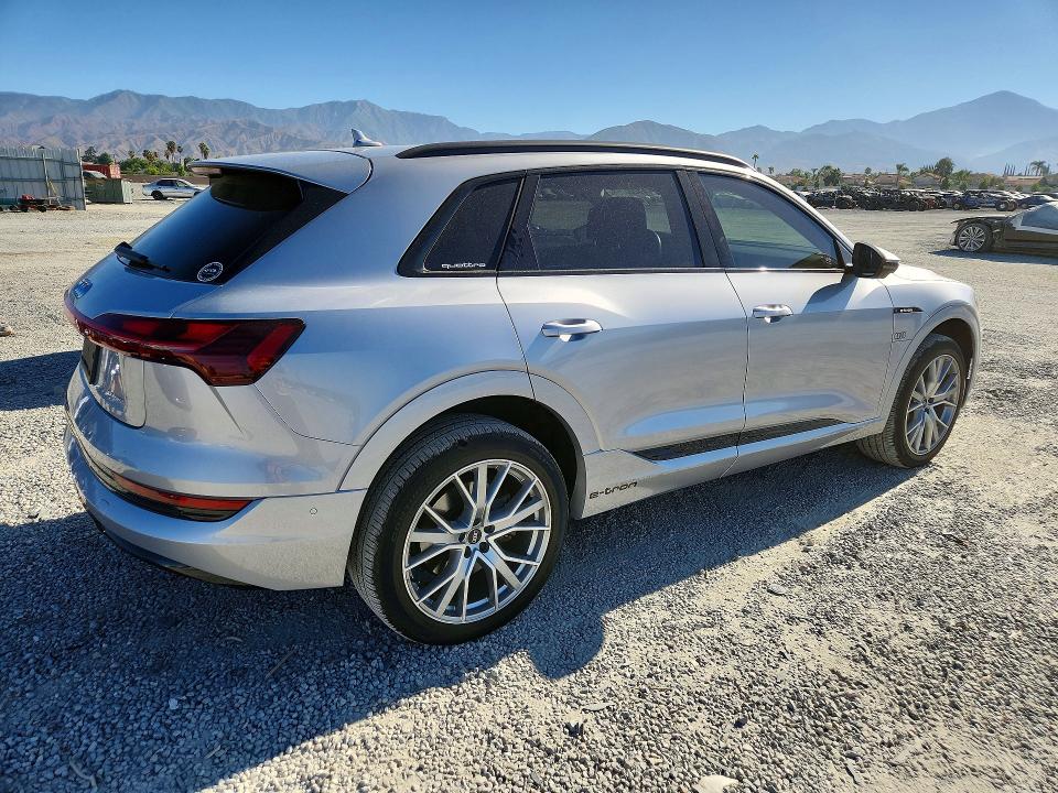 Продажа на аукционе авто 2021 Audi E-tron, vin: WA1VABGEXMB010720, номер лота: 63200066