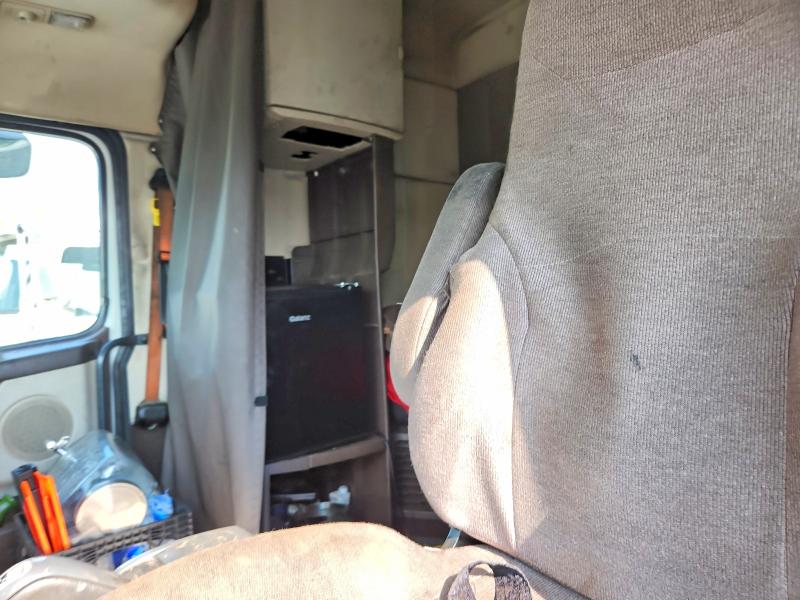 61099516 :رقم المزاد ، 4V4NC9EH8FN917672 vin ، 2015 Volvo Vn مزاد بيع