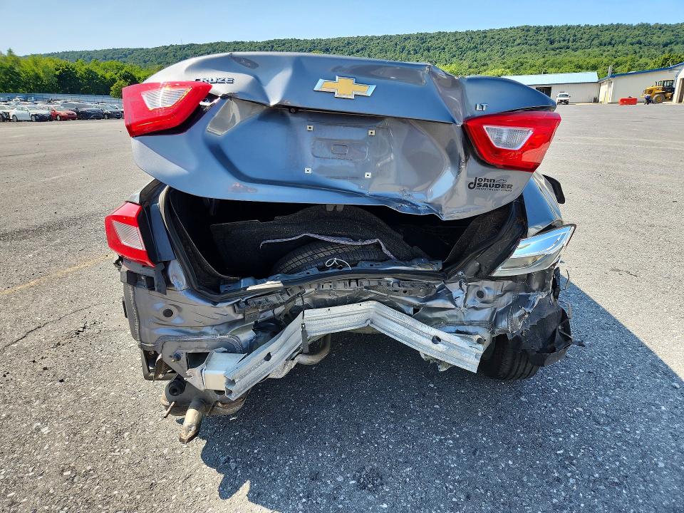 Продаж на аукціоні авто 2018 Chevrolet Cruze, vin: 1G1BE5SM8J7134229, номер лоту: 62619096