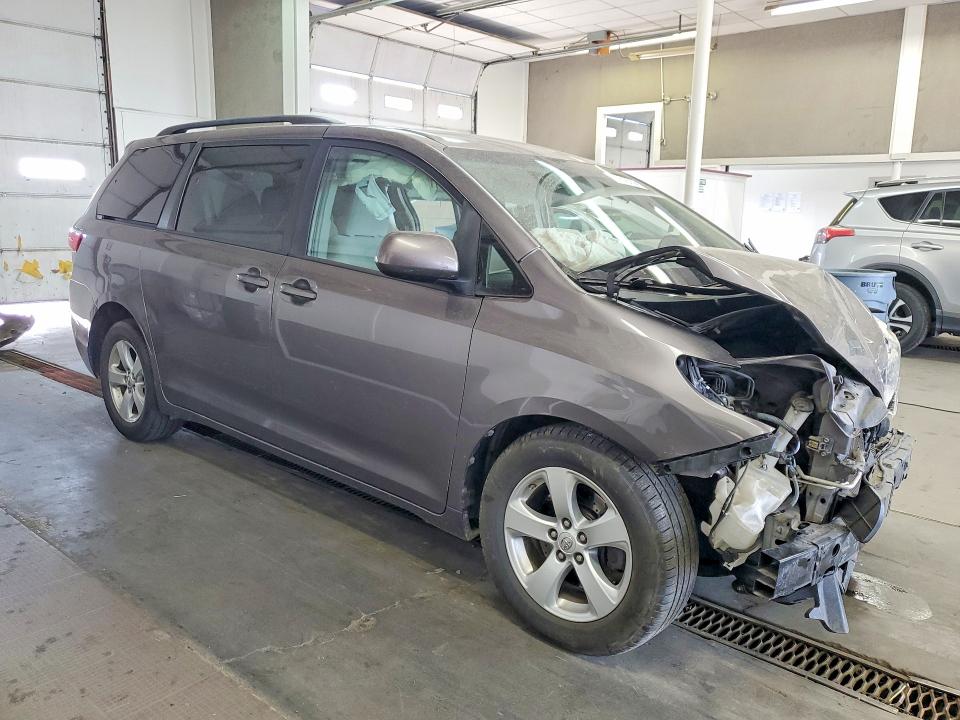 61818736 :رقم المزاد ، 5TDKK3DC7FS626479 vin ، 2015 Toyota Sienna مزاد بيع