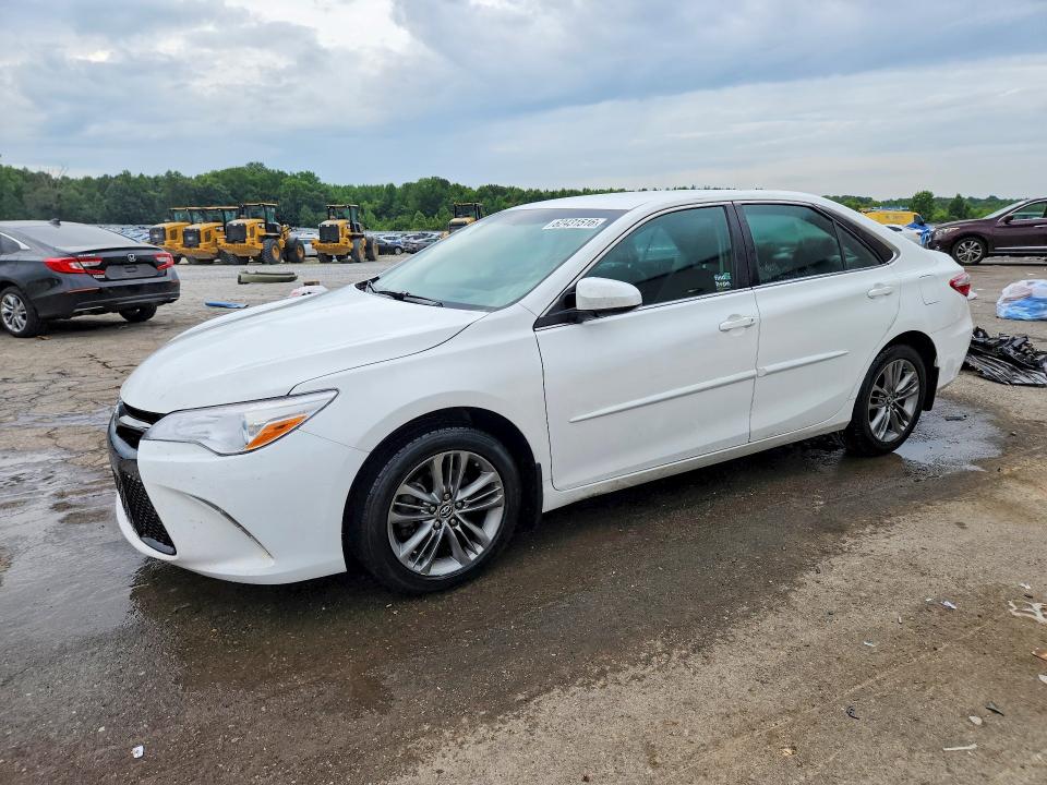 62431516 :رقم المزاد ، 4T1BF1FK7FU110689 vin ، 2015 Toyota Camry مزاد بيع