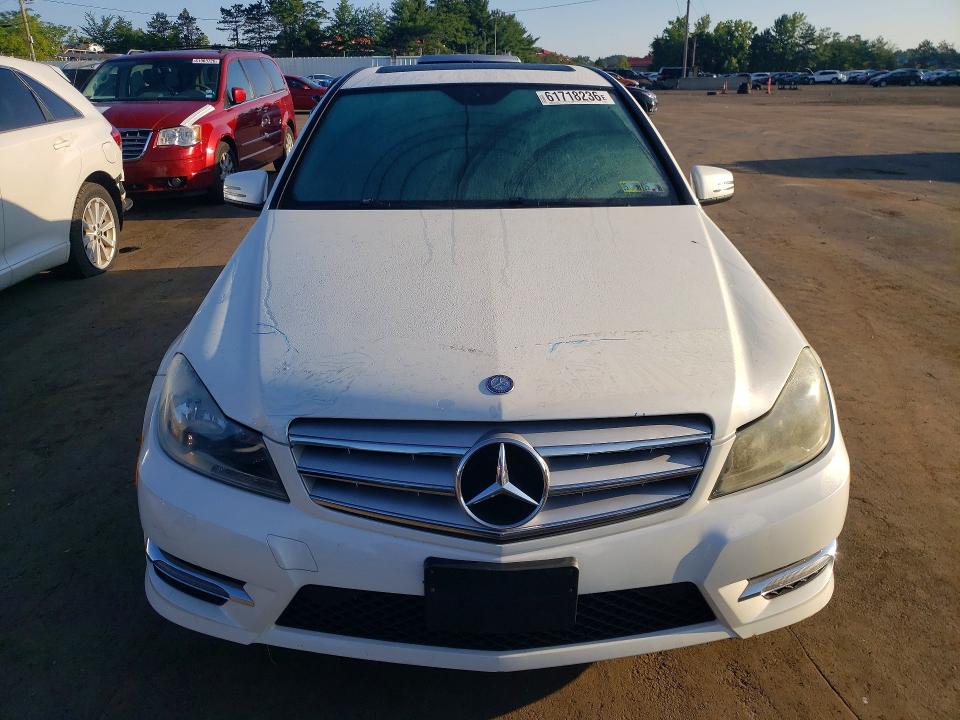 Продажа на аукционе авто 2013 Mercedes-benz C, vin: WDDGF8AB6DR287945, номер лота: 61718236
