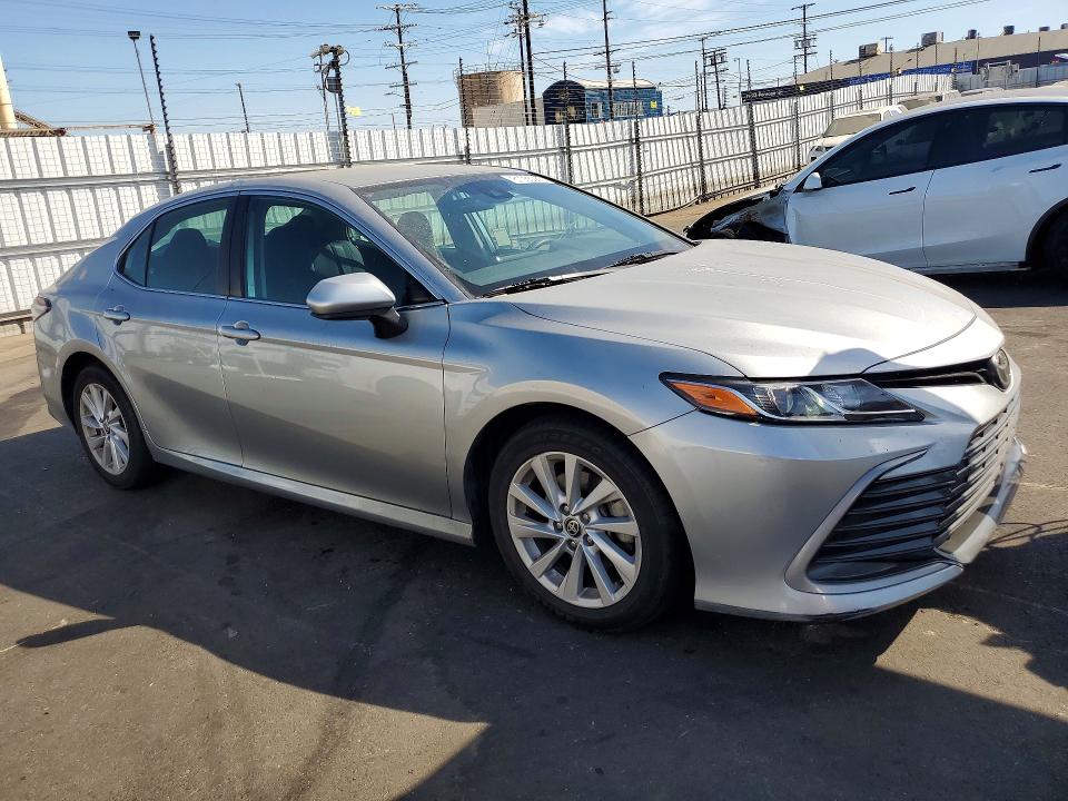 61055086 :رقم المزاد ، 4T1C11AK8NU631963 vin ، 2022 Toyota Camry مزاد بيع