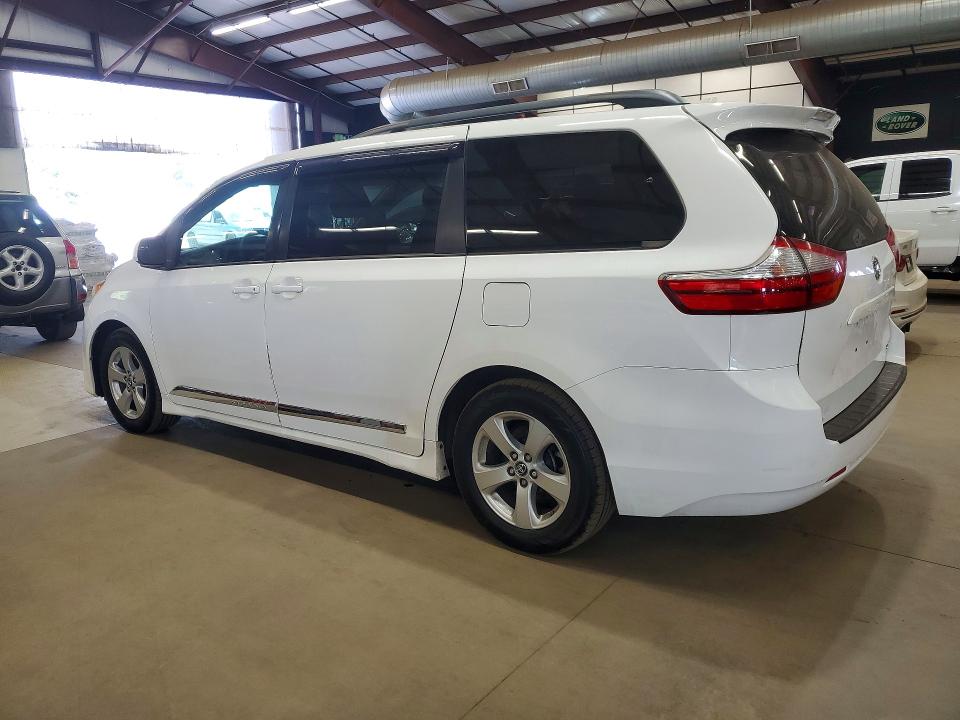 61739666 :رقم المزاد ، 5TDKZ3DC1JS944814 vin ، 2018 Toyota Sienna مزاد بيع