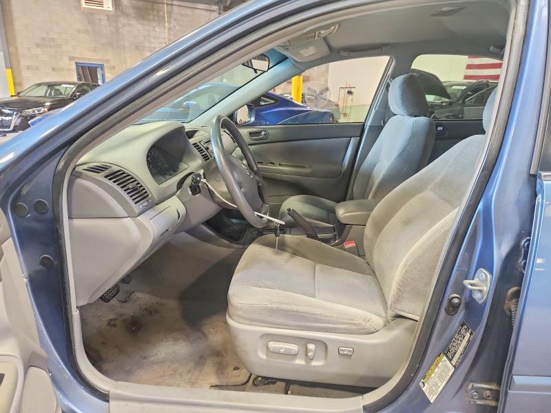 60503226 :رقم المزاد ، 4T1BF32KX4U587907 vin ، 2004 Toyota Camry مزاد بيع