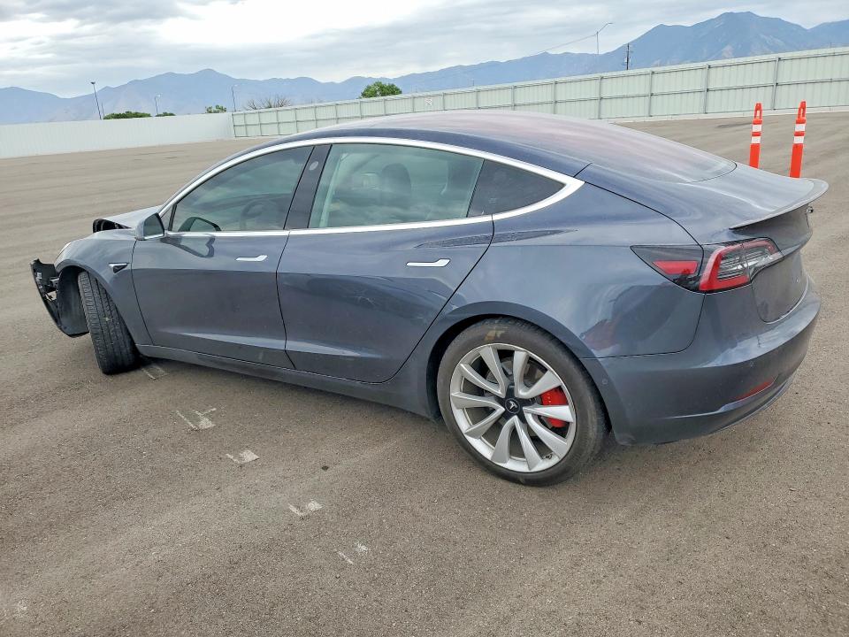 61928696 :رقم المزاد ، 5YJ3E1EB7JF151418 vin ، 2018 Tesla Model 3 مزاد بيع