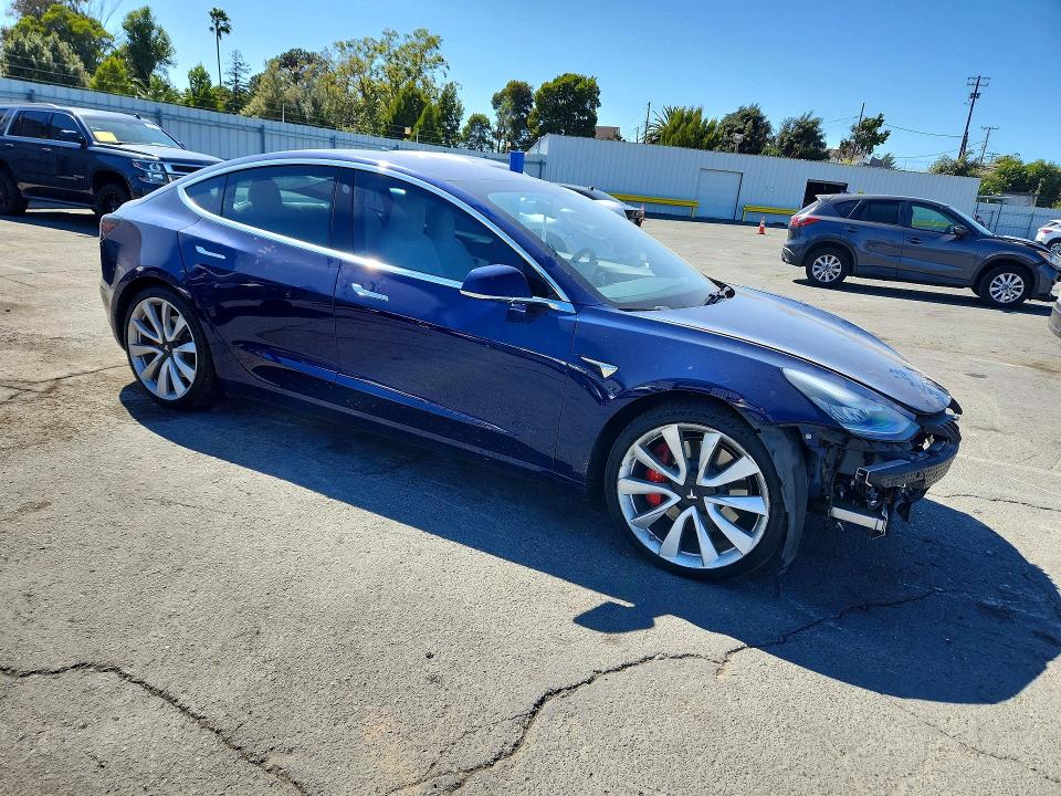 Продажа на аукционе авто 2018 Tesla Model 3, vin: 5YJ3E1EBXJF080716, номер лота: 62996336