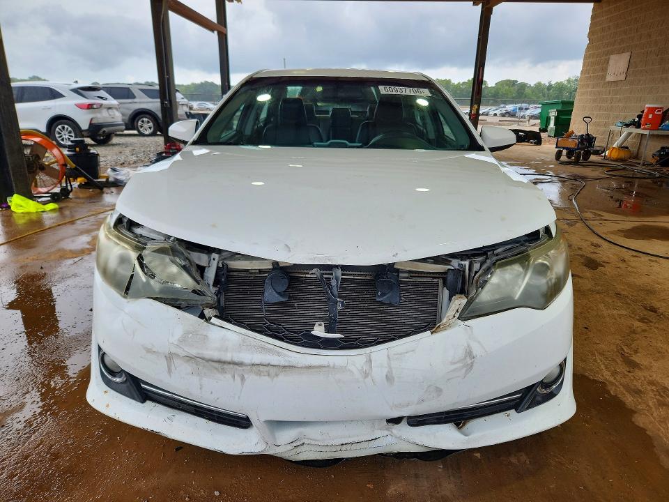 60937706 :رقم المزاد ، 4T1BF1FKXEU727616 vin ، 2014 Toyota Camry مزاد بيع