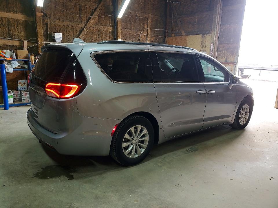 61870996 :رقم المزاد ، 2C4RC1FG5JR113278 vin ، 2018 Chrysler Pacifica مزاد بيع
