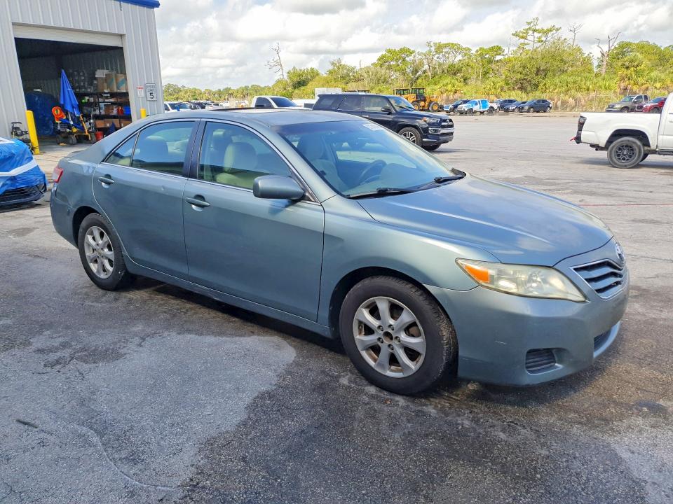 61740046 :رقم المزاد ، 4T1BF3EKXBU672139 vin ، 2011 Toyota Camry مزاد بيع