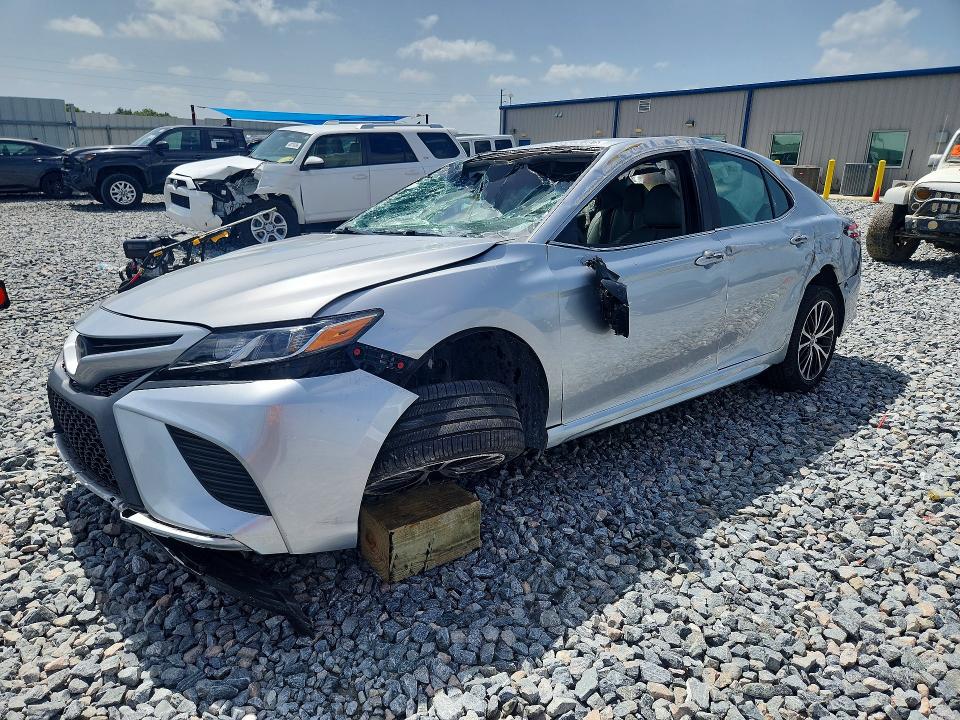 60362676 :رقم المزاد ، 4T1B11HK4JU597631 vin ، 2018 Toyota Camry مزاد بيع
