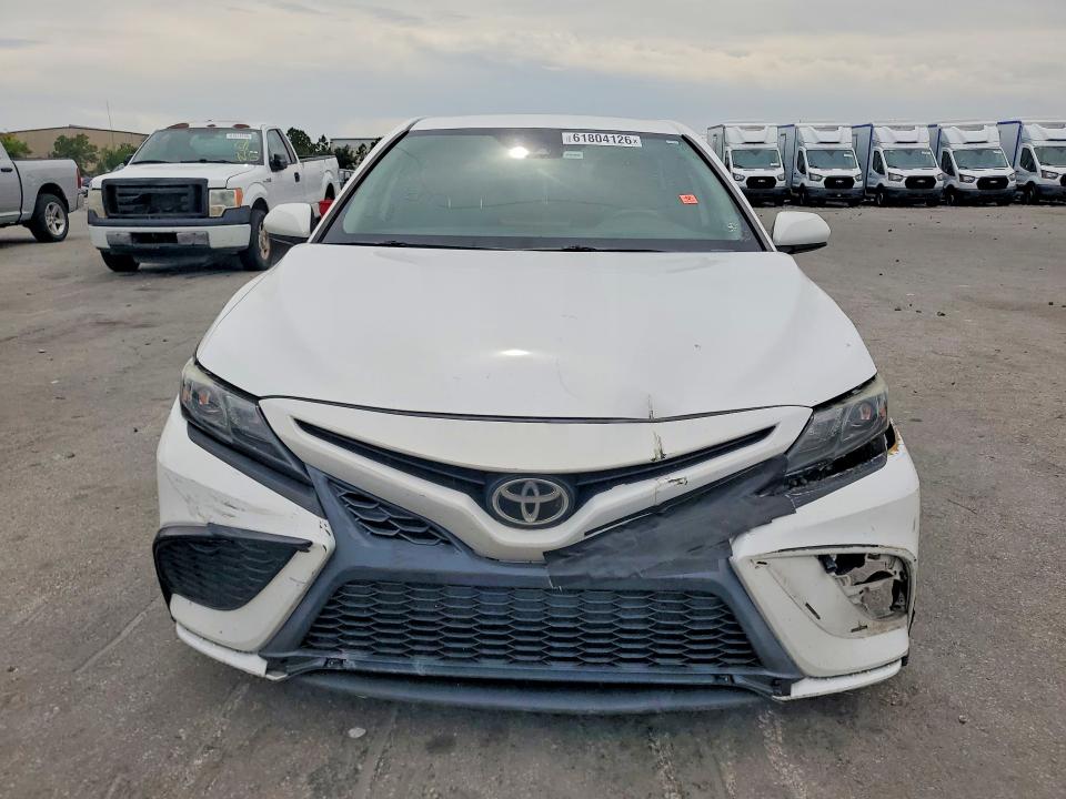 61804126 :رقم المزاد ، 4T1G11AK1MU530859 vin ، 2021 Toyota Camry مزاد بيع