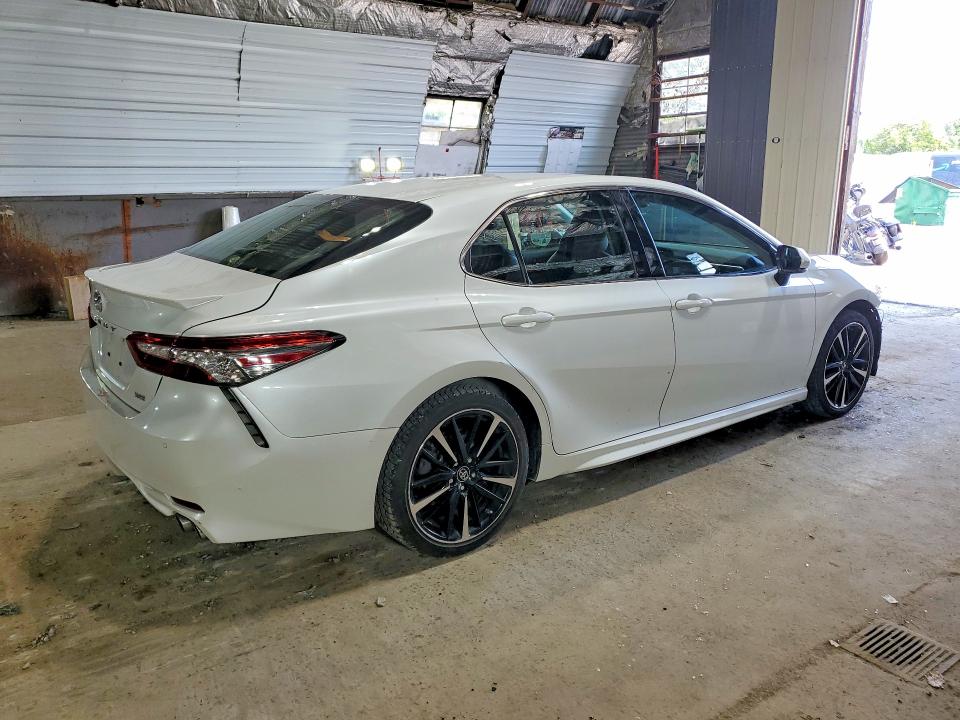 62817426 :رقم المزاد ، 4T1B61HK4JU061425 vin ، 2018 Toyota Camry مزاد بيع