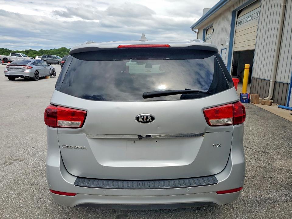 63028246 :رقم المزاد ، KNDMC5C13F6022719 vin ، 2015 Kia Sedona مزاد بيع