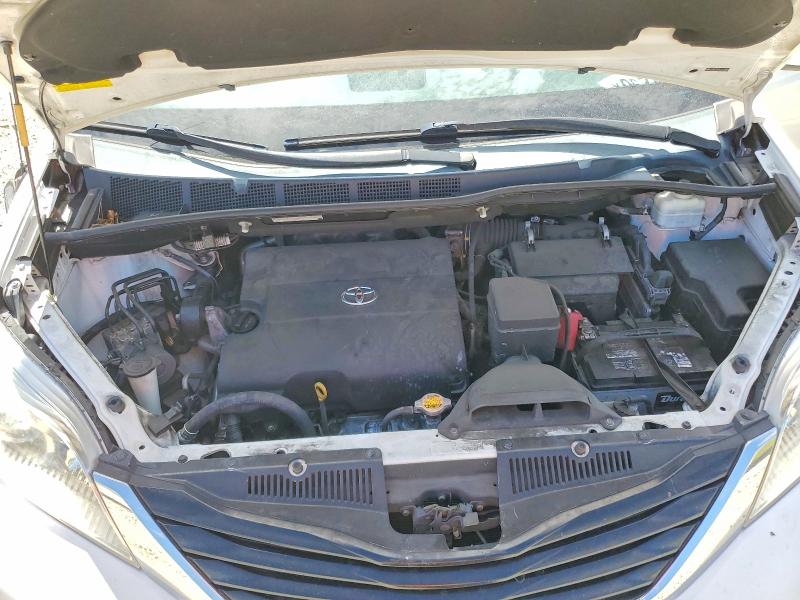 62074296 :رقم المزاد ، 5TDKK3DC6CS272935 vin ، 2012 Toyota Sienna مزاد بيع