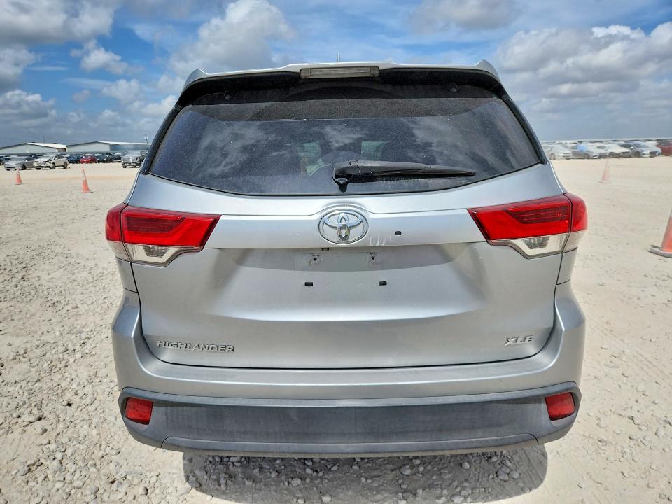 2018 Toyota Highlander მანქანა იყიდება აუქციონზე, vin: 5TDKZRFH9JS543393, აუქციონის ნომერი: 59800236