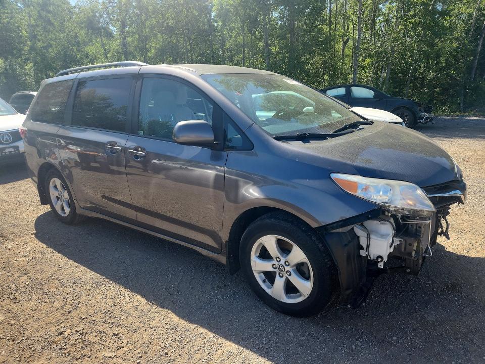 61986176 :رقم المزاد ، 5TDKZ3DC8KS978945 vin ، 2019 Toyota Sienna مزاد بيع