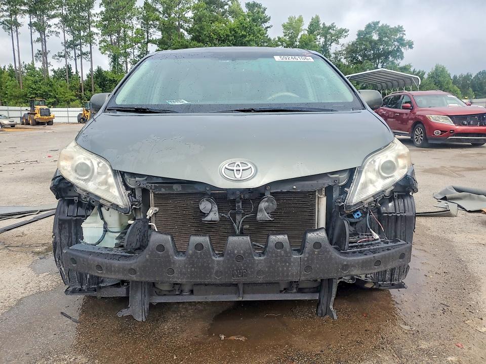 59246106 :رقم المزاد ، 5TDYK3DC8ES437526 vin ، 2014 Toyota Sienna مزاد بيع