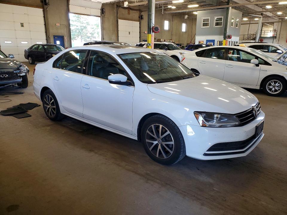 60888166 :رقم المزاد ، 3VWDB7AJ4HM237740 vin ، 2017 Volkswagen Jetta مزاد بيع