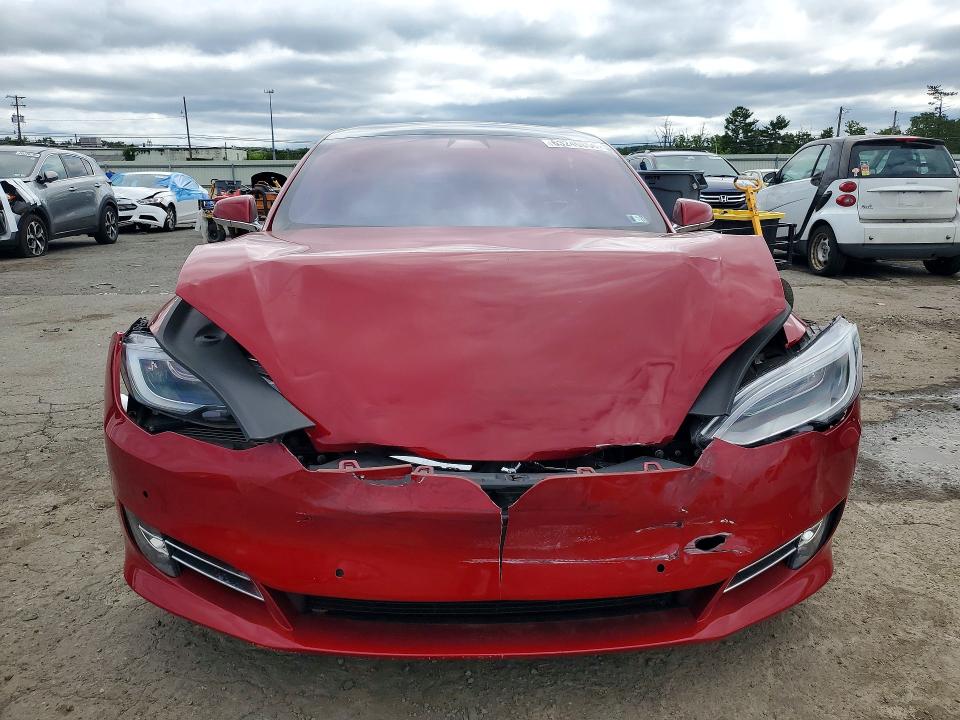 63240856 :رقم المزاد ، 5YJSA1E21JF286627 vin ، 2018 Tesla Model S مزاد بيع
