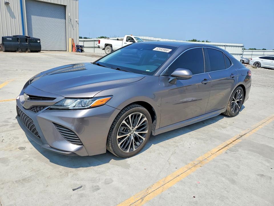62693966 :رقم المزاد ، 4T1B11HK4JU009176 vin ، 2018 Toyota Camry مزاد بيع