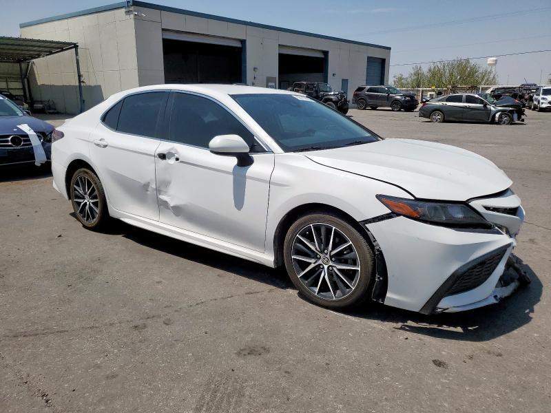 90200645 :رقم المزاد ، 4T1G11AK1MU533986 vin ، 2021 Toyota Camry مزاد بيع