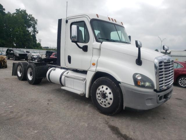 63622425 :رقم المزاد ، 1FUGGEDV0JLHB4053 vin ، 2018 Freightliner Cascadia 1 مزاد بيع