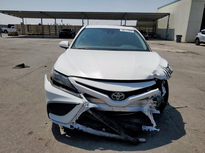 90200645 :رقم المزاد ، 4T1G11AK1MU533986 vin ، 2021 Toyota Camry مزاد بيع