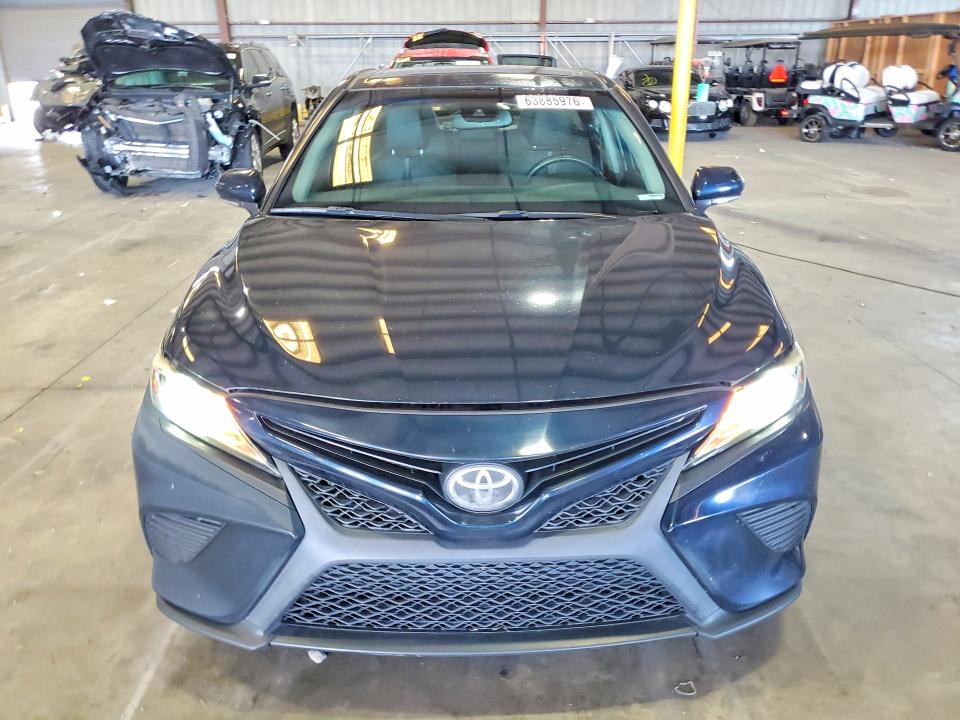 63885976 :رقم المزاد ، 4T1B11HK3JU503724 vin ، 2018 Toyota Camry مزاد بيع
