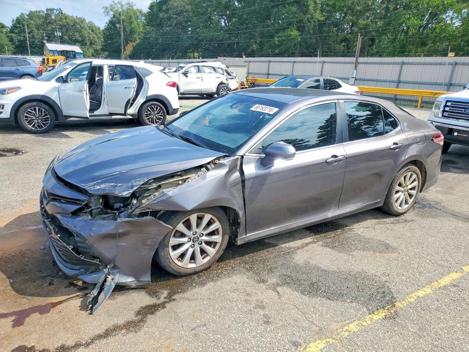 66193216 :رقم المزاد ، 4T1B11HK2JU547858 vin ، 2018 Toyota Camry مزاد بيع