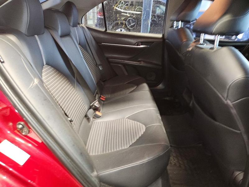 64319216 :رقم المزاد ، 4T1B11HK1JU577398 vin ، 2018 Toyota Camry مزاد بيع