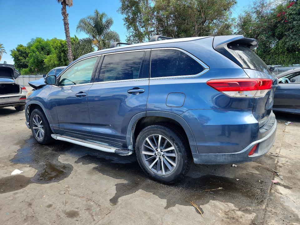2017 Toyota Highlander მანქანა იყიდება აუქციონზე, vin: 5TDKZRFH9HS510677, აუქციონის ნომერი: 63473356