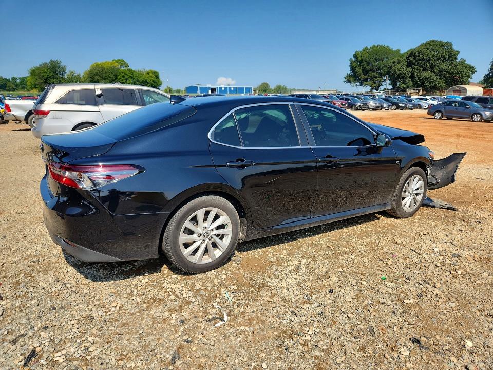 64447466 :رقم المزاد ، 4T1C11AK1NU691678 vin ، 2022 Toyota Camry مزاد بيع