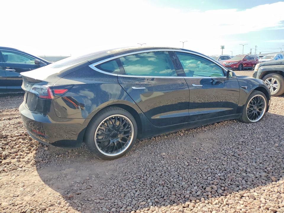 60818486 :رقم المزاد ، 5YJ3E1EA0JF178029 vin ، 2018 Tesla Model 3 مزاد بيع