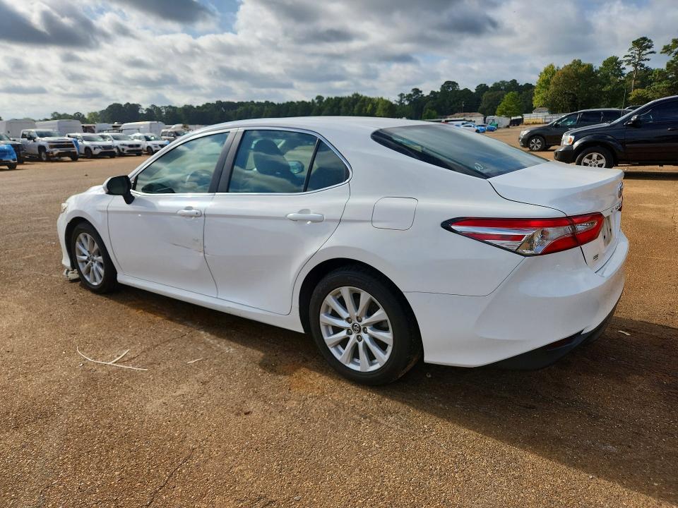 64480216 :رقم المزاد ، 4T1B11HK4JU095427 vin ، 2018 Toyota Camry مزاد بيع