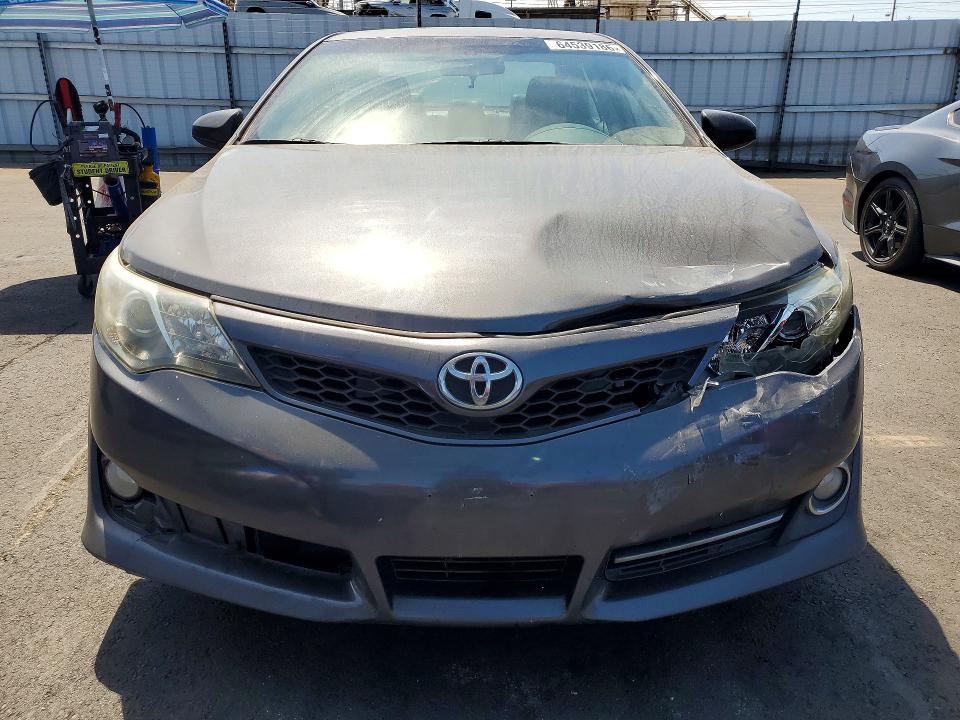 64539186 :رقم المزاد ، 4T1BF1FK8EU777141 vin ، 2014 Toyota Camry مزاد بيع