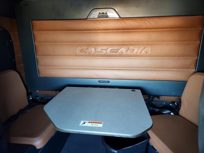61204796 :رقم المزاد ، 3AKJHHDR8LSMD2433 vin ، 2020 Freightliner Cascadia 126 مزاد بيع