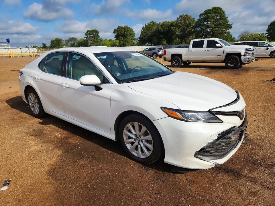 64480216 :رقم المزاد ، 4T1B11HK4JU095427 vin ، 2018 Toyota Camry مزاد بيع
