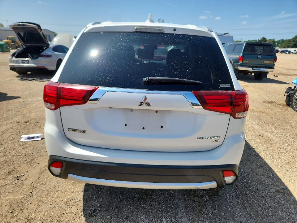 65572676 :رقم المزاد ، JA4AZ3A33JZ071740 vin ، 2018 Mitsubishi Outlander مزاد بيع