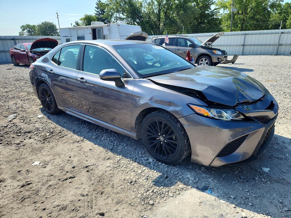 63507466 :رقم المزاد ، 4T1B11HK0JU135034 vin ، 2018 Toyota Camry مزاد بيع