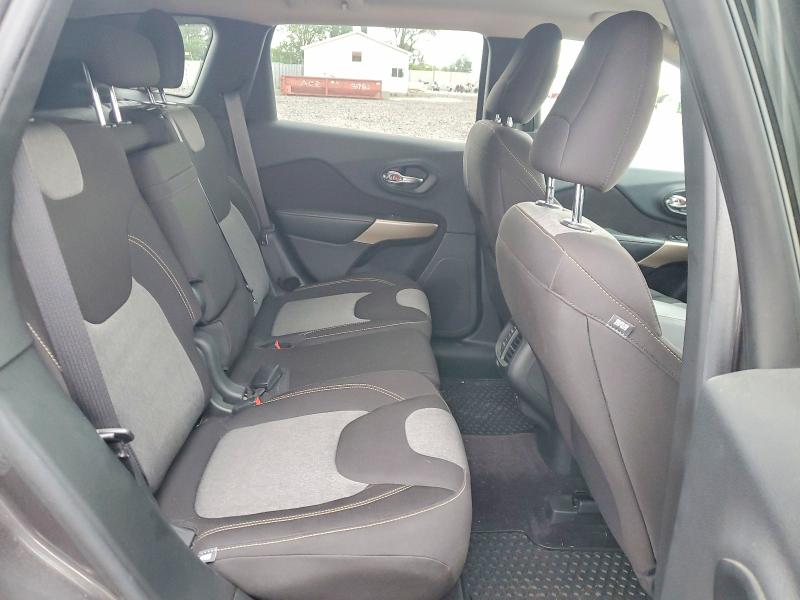 64747626 :رقم المزاد ، 1C4PJLCB4JD588957 vin ، 2018 Jeep Cherokee مزاد بيع
