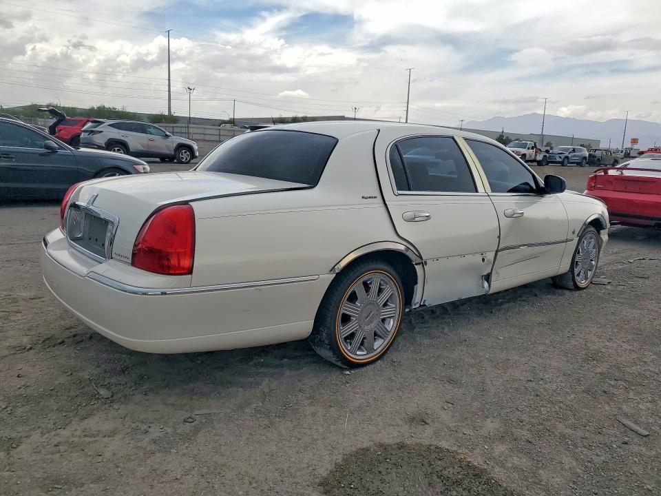 64605736 :رقم المزاد ، 1LNHM81W23Y639121 vin ، 2003 Lincoln Town Car مزاد بيع