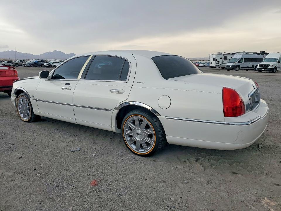 64605736 :رقم المزاد ، 1LNHM81W23Y639121 vin ، 2003 Lincoln Town Car مزاد بيع