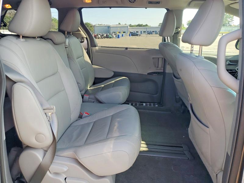 66096306 :رقم المزاد ، 5TDYZ3DC3HS875161 vin ، 2017 Toyota Sienna مزاد بيع