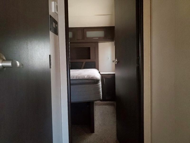 63142756 :رقم المزاد ، 4X4FSFJ22JC018985 vin ، 2018 Stealth Recreational Vehicle (rv) مزاد بيع