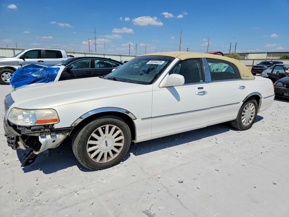 2003 Lincoln Town Car მანქანა იყიდება აუქციონზე, vin: 1LNHM82W23Y641806, აუქციონის ნომერი: 65394026