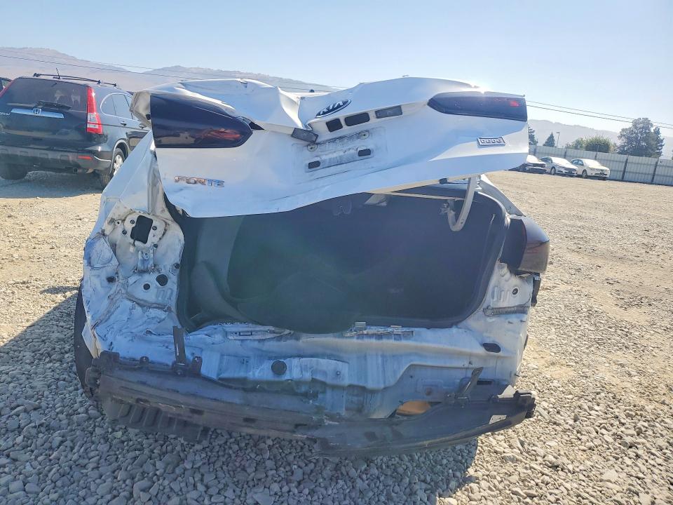 63903126 :رقم المزاد ، 3KPFK4A79JE240177 vin ، 2018 Kia Forte مزاد بيع